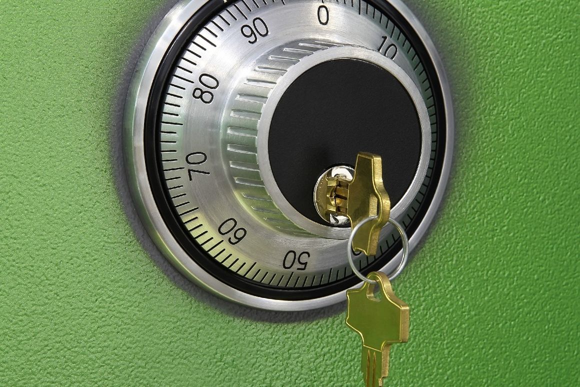 grüner Tresor mit Schlüssel